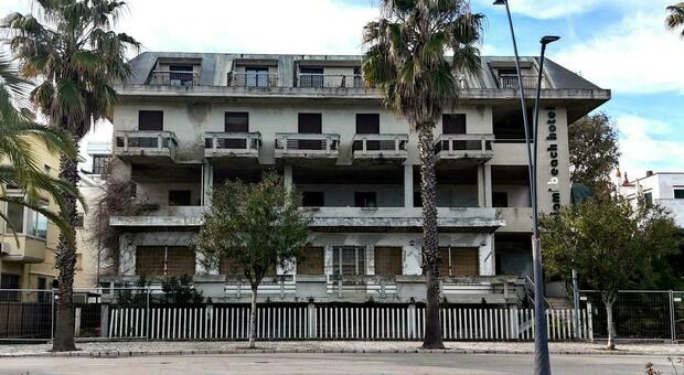 Un altro residence di 7 piani in Riviera, continua l’emorragia di posti letto estivi