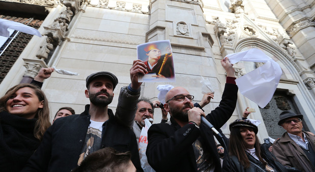 Il popolo di San Gennaro scende in piazza: «Giù le mani». De Magistris: io, con i cittadini | Rivedi la diretta-Facebook del Mattino