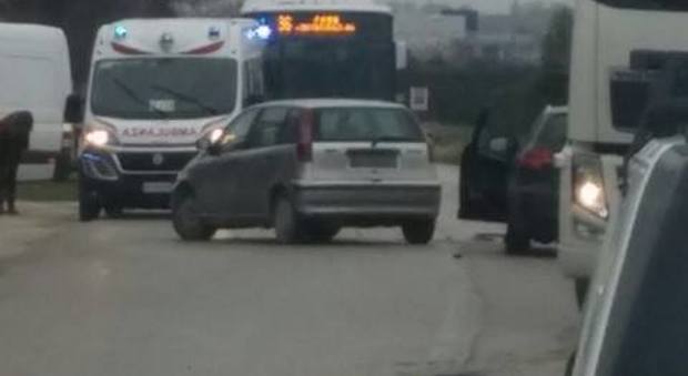 Mondolfo, scontro frontale tra auto sulla Cesanense: in due all'ospedale