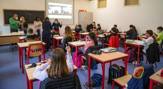 Professore assente da scuola 769 giorni per fare lavori extra, indagato per truffa: danno erariale di 110mila euro