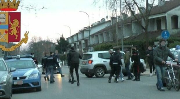 Cremona, banda di ragazzini aggredisce la polizia per evitare la perquisizione della casa di un amico