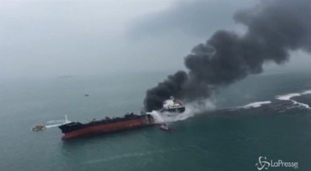 Iran, esplosioni su una petroliera: «Colpita da due missili»