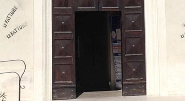 La scritta "fatture" sulla facciata della chiesa: il ritorno del corvo che semina anonimi