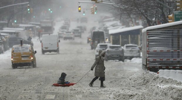 New York, tempesta di neve in arrivo: dichiarato stato d'emergenza. Cancellati oltre 2.300 voli