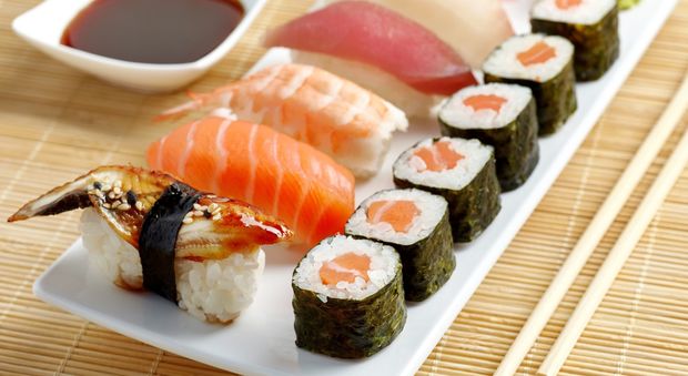 Pesce malconservato, chiuso un ristorante di sushi del centro: multa di 15mila euro