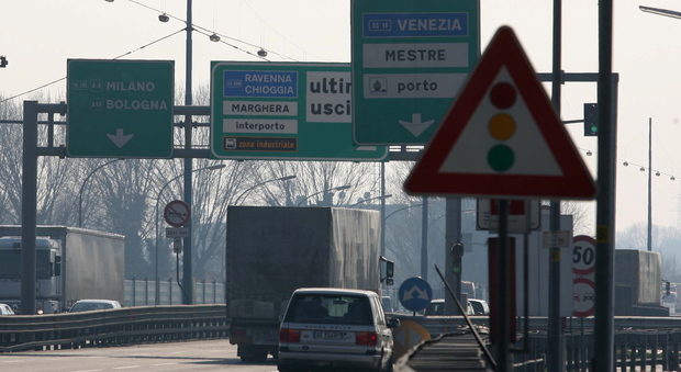 Tangenziale, chiuse le uscite "Porto" in direzione Venezia: scoppia il caos