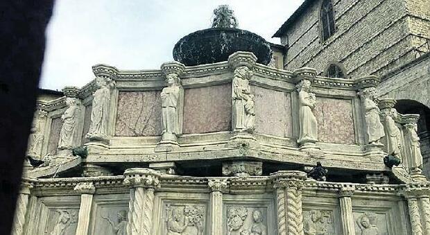 Fontana Maggiore, sfregio con gli adesivi