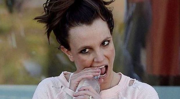 Britney Spears alle prese con una bottiglietta