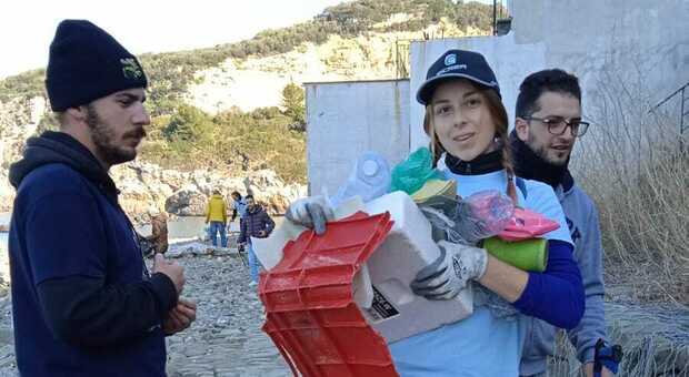Costiera sorrentina, i volontari ripuliscono le spiagge: recuperati quintali di rifiuti