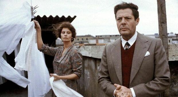 Maurizio Costanzo e il cinema, firmò la sceneggiatura del film "Una giornata particolare" di Ettore Scola
