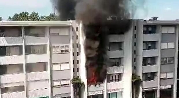 Incendio in via Bariglaria, appartamento distrutto dalle fiamme. Evacuato l’intero stabile