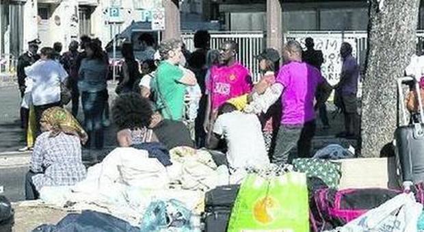 Il sindaco di Gallarate paga il treno ai migranti per mandarli via: scoppia la bufera