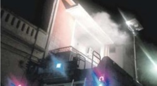 Pitbull intrappolato nella casa che va a fuoco: lo salva un vigile del fuoco prendendolo in braccio