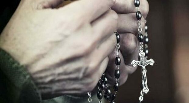 Non rispondeva agli amici: trovata morta in casa col rosario in mano