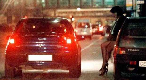 Fermo, se la minigonna è troppo spinta si rischia la multa: ordinanza antiprostituzione