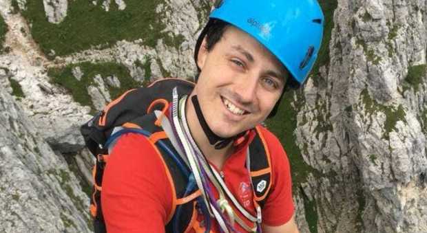 Tragedia in montagna: escursionista 31enne precipita per 200 metri e muore davanti agli amici