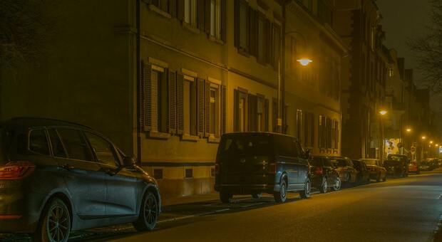 Calci e pugni per "vincere" il parcheggio libero a Trieste: finiscono in ospedale e davanti al giudice (foto Pexels)