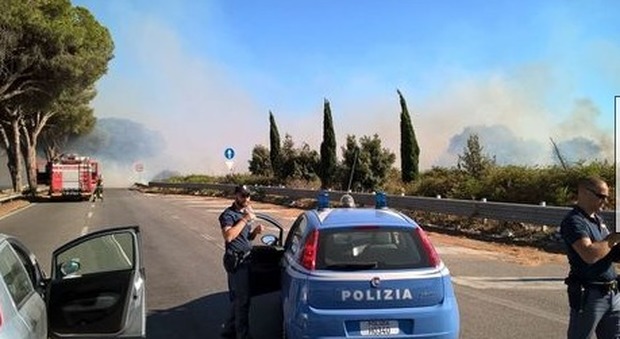 Roma, incubo incendi sulla Pontina. La Forestale: «L'obiettivo è il campo nomadi»