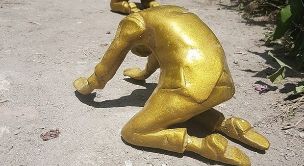 Uomini d'oro e scugnizzi: a Napoli le opere d'arte «fioriscono» in un giardino borbonico