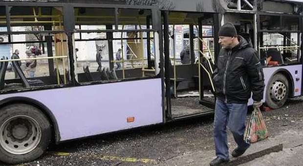 Ucraina, bombe alla fermata del tram ​a Donetsk: 13 morti e decine di feriti