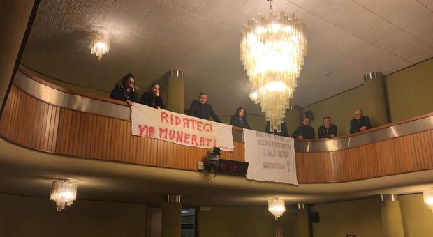 La rivolta di via Munerati approda in Consiglio: grida e lenzuola di protesta
