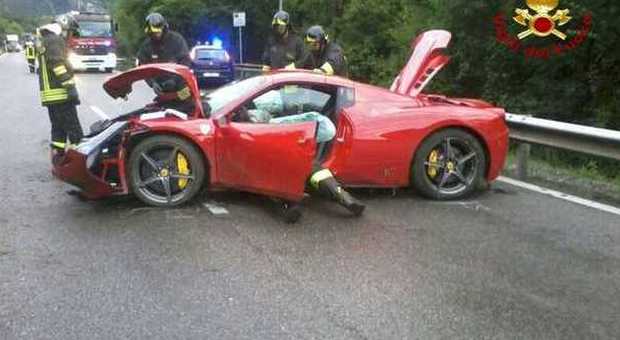 La Ferrari uscita di strada (Vigili del Fuoco Belluno)