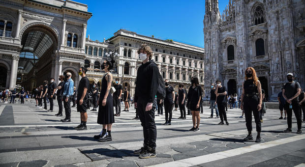 «Il mondo dello spettacolo non deve morire»: flash mob degli artisti in piazza Duomo a Milano FOTO