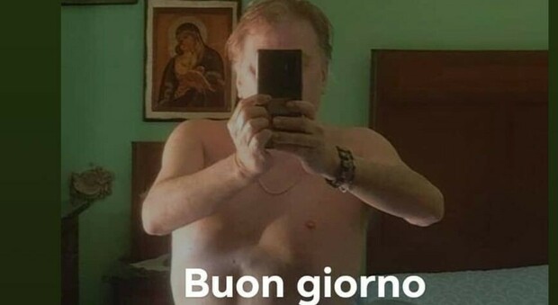 Prete posta foto nudo su Facebook, Don Enzo di Vasanello si difende; «Chiedo scusa a tutti, sono stato hackerato»