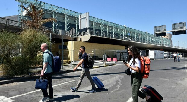 Catania, l'aeroporto torna in attività: riapre il Terminal A dopo l'incendio. Schifani: «Condizioni di normalità»