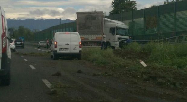 Il tir uscito di strada in tangenziale a tra Udine e Tavagnacco