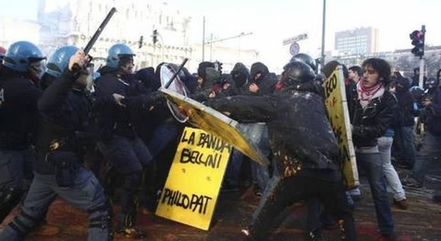 Milano, tafferugli davanti al Pirellone nel 2014: condannati 16 studenti