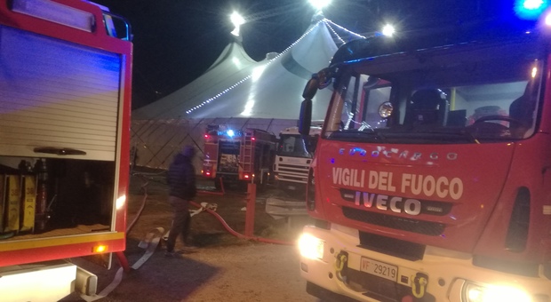 Incendio al circo, va a fuoco un camper: paura e danni ma nessun ferito