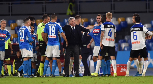 Napoli, pari e rabbia con l'Atalanta: finisce 2-2 ma è scandalo al Var