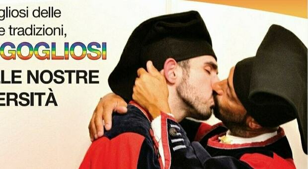 Bacio gay con abiti tradizionali della Sardegna: l'idea di due giovani per le elezioni