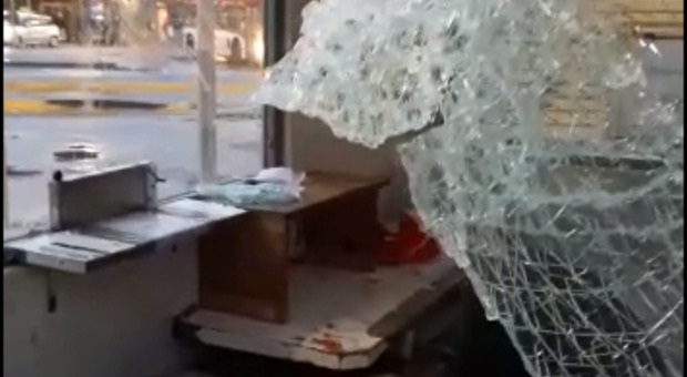 Napoli, ladri in piazza Garibaldi devastano il box Anm: «Cercavano soldi e computer»
