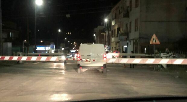 Civita Castellana, furgone resta bloccato tra le sbarre del passaggio a livello di via della Repubblica