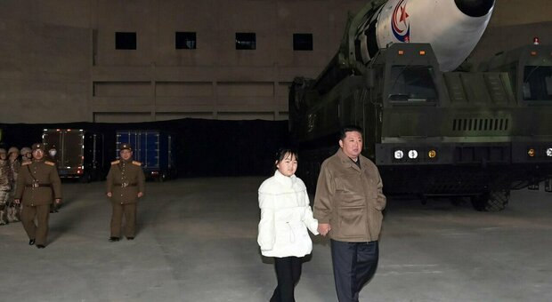 Kim, il dittatore coreano alla parata con la figlia Ju di 9 anni. Sarà lei l'erede?
