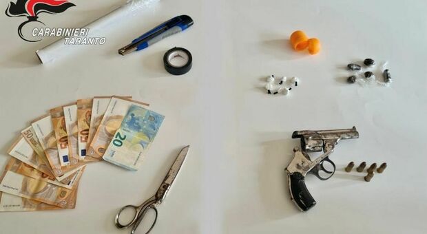 Sotto sequestro soldi, droga e una pistola