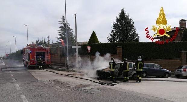 Avellino, auto prende fuoco su via Annarumma: traffico in tilt