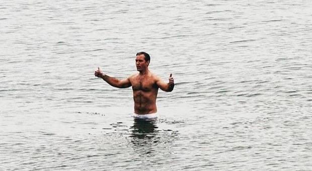 Costume bianco e tuffo in mare Jude Law fa impazzire il Lido. E i fan nudi si buttano in acqua