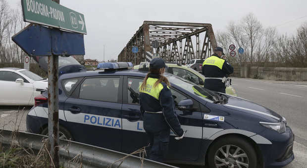 Il ponte sull'Adige a Boara presidiato dalle forze dell'ordine