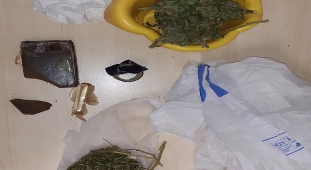 Cerca di impedire ai carabinieri di entrare in casa, dove nasconde la droga: arrestato