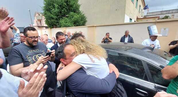 Pasquale Aliberti abbraccia la moglie Monica Paolino, ex consigliere regionale, dopo la vittoria