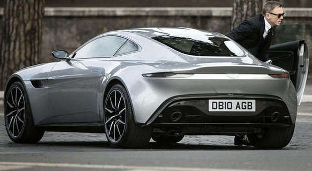 James Bond esce dalla sua Aston Martin durante le riprese romane