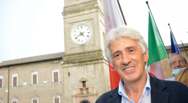 La prima mossa del nuovo sindaco Parcaroli: «Toglierò le catene in piazza»