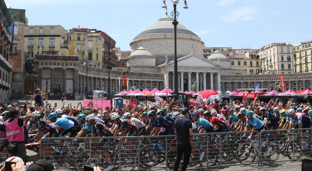 Il Giro d'Italia passa per piazza del Plebiscito