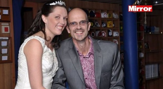 Rimanda la biopsia per sposarsi: muore di cancro un mese e mezzo dopo il matrimonio