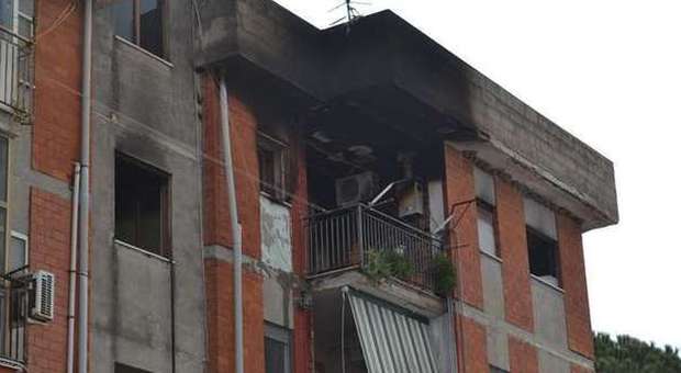 Fiamme all'ultimo piano di un edificio di dodici piani: morto un anziano, salva la moglie