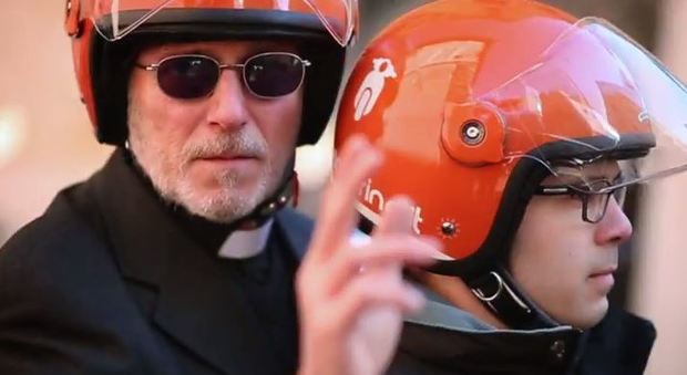 Roma, il prete arriva in scooter: ecco l'app per benedizioni "al volo" nell'anno del Giubileo