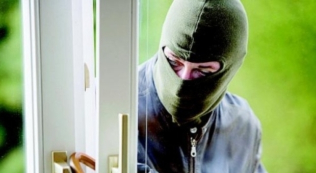 Novantenne sola in casa con i banditi: serata di terrore a Porto Viro